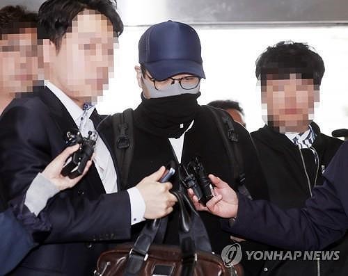 Chung bị bắt giam khi tới sân bay Incheon. (Ảnh: Yonhap News)