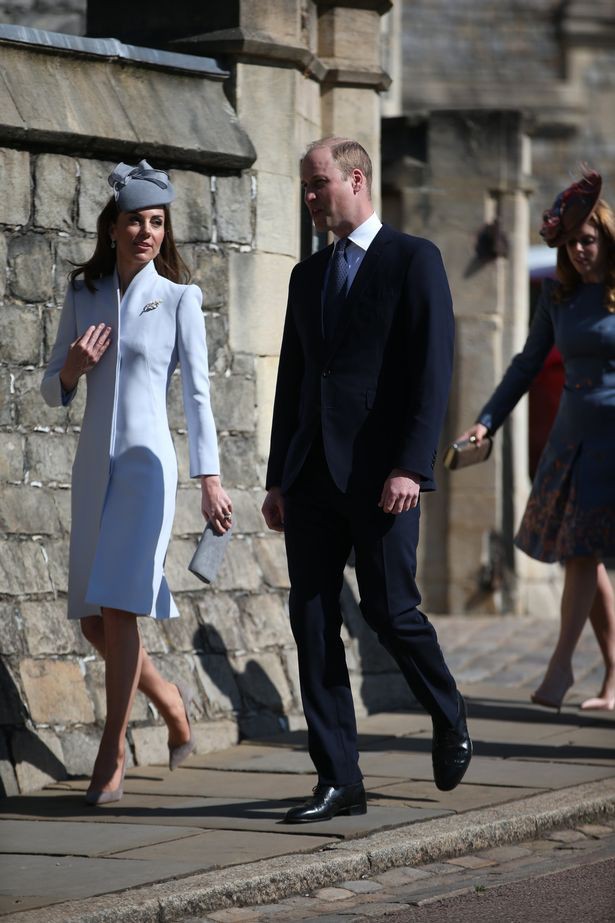 Vợ chồng Hoàng tử William đi sau Hoàng tử Harry.