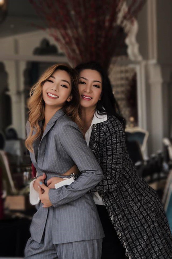 Katleen Phan Võ (trái) cùng mẹ - Hoa hậu điện ảnh 1992 Thanh Xuân - thực hiện một bộ ảnh hồi tháng 3/2019.