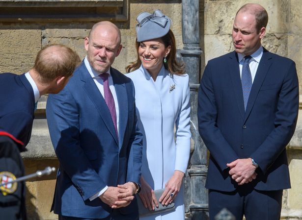 Hoàng tử Harry chỉ cười đùa với chị dâu Kate, không trò chuyện với anh trai mình.