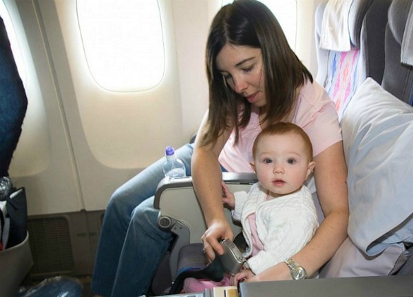 
Theo các chuyên gia, trẻ từ 6 tháng tuổi mới nên cho đi máy bay để tránh xảy ra những vấn đề đáng tiếc. Ảnh minh họa
