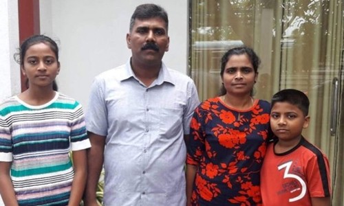 Ramesh Raju (thứ hai từ trái sang) chụp ảnh cùng gia đình. Ảnh: BBC.