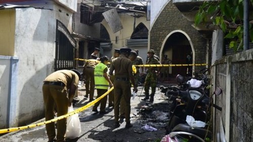 
Bên ngoài nhà thờ Zion sau vụ đánh bom hôm 21/4. Ảnh: BBC.

