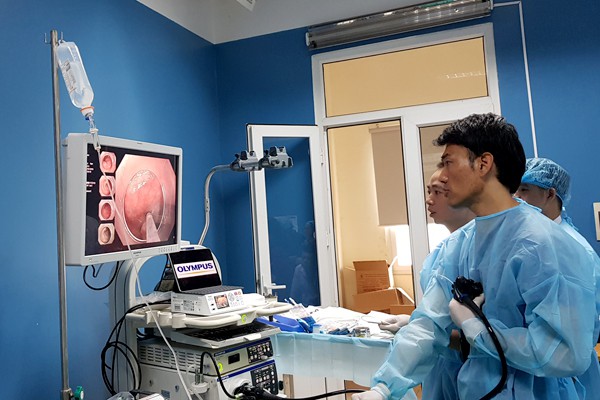 BS Kenichiro Imai thị phạm ca nội soi cắt khối u đại tràng cho bệnh nhân 76 tuổi. Ảnh: T.Hanh