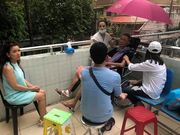 Trước đó 1 tuần, nghệ sĩ Lê Bình đã cố gượng dậy để trò chuyện cùng bạn bè nghệ sĩ, khán giả đến thăm, sau vài ngày sốt cao.