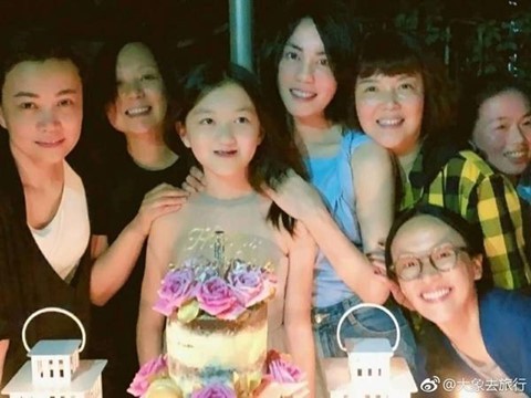 Vương Phi thường tổ chức sinh nhật hoành tráng cho cô con gái út.