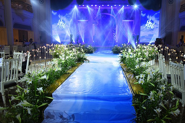 
Hình ảnh tiệc cưới tràn ngập hoa loa kèn của NSND Trung Hiếu.
