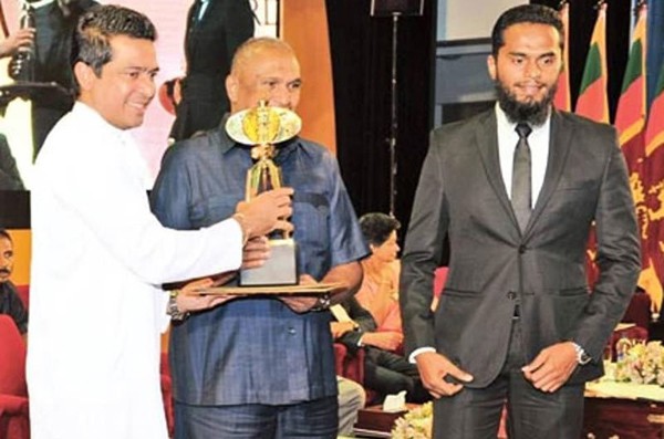 Doanh nhân Mohammed Yusuf Ibrahim (đứng giữa) bị nghi tiếp tay cho 2 con trai khủng bố Sri Lanka.