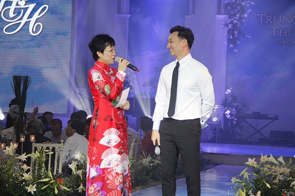 Hai MC Thảo Vân và Thành Trung đảm nhận việc dẫn chương trình ở đám cưới NSND Trung Hiếu.