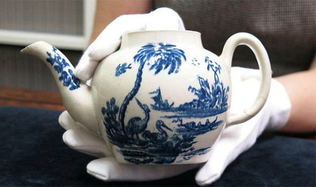 Năm 2018, một người sưu tập đồ cổ tư nhân người Anh mua chiếc ấm sứ màu trắng họa tiết xanh, tay cầm bị nứt, mất nắp với giá 15 bảng Anh (~451.000 đồng).
Tuy nhiên, khi người này đưa đi kiểm định thì phát hiện chiếc ấm này là tác phẩm của John Bartlam - người thợ gốm sứ nổi tiếng chế tác từ hơn 250 năm trước..
Ngay sau đó, chiếc ấm được mua lại với giá 575.000 bảng Anh (~17,2 tỷ đồng) tại buổi đấu giá ở Anh.
Năm 2013, một gia đình người Anh bất ngờ khi biết chiếc ấm trà của gia đình là món đồ được nhà thiết kế Christopher Dresse nổi tiếng chế tác hồi năm 1879.
Đây là một trong 6 ấm trà được nhà thiết kế Christopher Dresse chế tác. Nhiều năm đã trôi qua nhưng nó vẫn có màu sắc sáng sủa, trừ có chỗ móp nhẹ do đánh rơi. Mức giá bán là 19.000 bảng (~570 triệu đồng), mức giá dự đoán ban đầu 5.000 bảng (~150 triệu đồng).
Năm 2009, trong một cuộc đấu giá, ấm trà cổ Chipped Wedgwood được mua với giá 130.000 USD (~3,02 tỷ đồng). Mức giá được dự đoán ban đầu thấp hơn 40 lần so với giá mua thực.
Đây là ấm trà được bán với giá 2,18 triệu USD (~50,6 tỷ đồng) trong cuộc đấu giá diễn ra hồi năm 2011. Điều làm nên sự đắt đỏ là chiếc ấm có từ thế kỷ 18, màu sắc vẫn rất đẹp và hình dáng ấn tượng.
Năm 2016, một ấm trà quý được làm ra từ thời Càn Long ở Trung Quốc đã được mua với giá 3,4 triệu USD (~7,9 tỷ đồng).
Mức giá này cao gấp 10 lần giá được dự đoán ban đầu. Đến nay chỉ còn 2 ấm kiểu này sót lại. Trải qua nhiều năm tháng nhưng ấm vẫn giữ được lớp men đẹp và ấn tượng.
Năm 2017, chiếc ấm The Egoist có giá 3 triệu USD (~69,7 tỷ đồng) đã được kỷ lục Guiness công nhận là ấm pha trà đắt nhất thế giới.
Đây là sản phẩm của nhà thiết kế của Nirmal Sethia, nhà sáng lập tập đoàn N Sethia and Newby Tea ở London, Anh
Toàn bộ ấm được đính 1658 viên kim cương và 386 viên hồng ngọc lấp lánh cực đẹp.
Đặc biệt trên đỉnh của ấm có viên hồng ngọc tự nhiên 20,7 carat.
