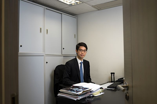 
Alex Shih trong văn phòng làm việc. Ảnh: Bloomberg
