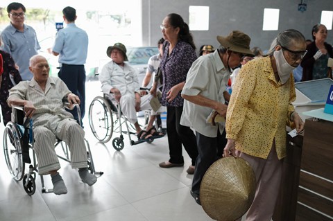 
Lưu ý, trong những ngày nắng nóng, người dân không nên lạm dụng việc tắm mát, chuyển đổi môi trường đột ngột dễ ảnh hưởng đến huyết áp. Đồng thời, chúng ta cần bổ sung vitamin, chất xơ từ trái cây, chăm sóc sức khỏe và tiêm phòng đầy đủ cho cả người lớn và trẻ nhỏ để phòng bệnh.
