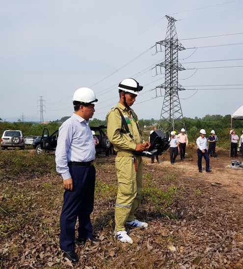 Ông Đặng Phan Tường - Chủ tịch HĐTV Tổng công ty Truyền tải điện Quốc gia trực tiếp đi kiểm tra thực tế công tác ứng dụng thiết bị bay UAV đường dây 500 kV Đà Nẵng - Thạnh Mỹ