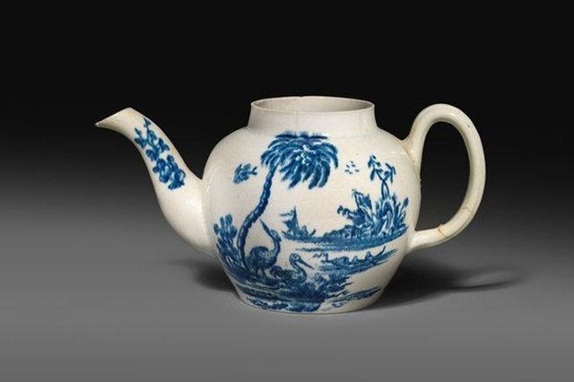 Ngay sau đó, chiếc ấm được mua lại với giá 575.000 bảng Anh (~17,2 tỷ đồng) tại buổi đấu giá ở Anh.