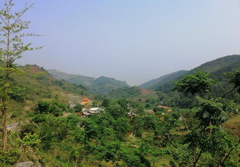 Một góc bản làng nơi Yến sinh sống với người thân. Ảnh: Hoàng Lam.