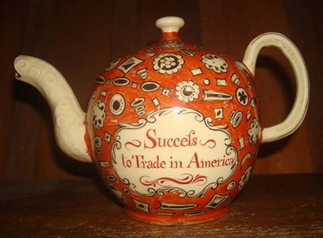 
Năm 2009, trong một cuộc đấu giá, ấm trà cổ Chipped Wedgwood được mua với giá 130.000 USD (~3,02 tỷ đồng). Mức giá được dự đoán ban đầu thấp hơn 40 lần so với giá mua thực.
