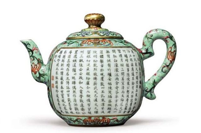 Mức giá này cao gấp 10 lần giá được dự đoán ban đầu. Đến nay chỉ còn 2 ấm kiểu này sót lại. Trải qua nhiều năm tháng nhưng ấm vẫn giữ được lớp men đẹp và ấn tượng.