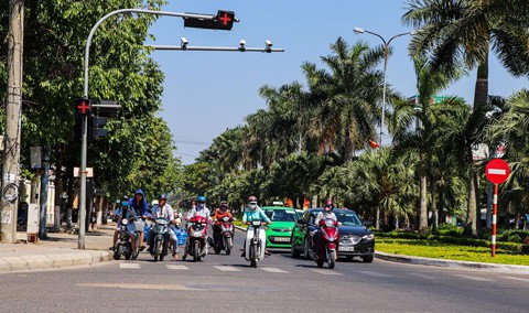 Những ngày cuối tháng 4, đợt nắng nóng xảy ra trên diện rộng ở khu vực miền Trung. Tại Quảng Nam , mặc dù nhiệt độ lên đến gần 40 độ C nhưng người dân vẫn oằn mình mưu sinh ngoài đường và ở các công trình dưới cái nóng rát da, rát thịt. Tại TP Tam Kỳ, nhiều người dừng đèn đỏ tìm nơi có bóng cây hay để lộ ít nhất cơ thể để tránh nắng.