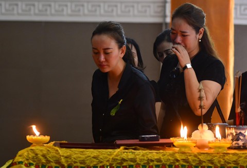 NTK Kelly Bùi luôn túc trực bên Như Hương những ngày qua. Kelly Bùi - Như Hương - Hồ Ngọc Hà là bộ ba chơi thân. Như Hương vào nghề sau một chút, nên được Kelly Bùi tận tình hướng dẫn, chỉ bảo. Theo lời Kelly Bùi, Như Hương khi ấy là một cô gái rất tồ, chuyên gia lang thang trên sân khấu và hay quên tuyến đường đi. Bộ ba người mẫu sau này mỗi người chọn lựa một sự nghiệp riêng. Họ ít có cơ hội gặp nhau vì công việc bận rộn nhưng luôn là những người bạn thân thiết. Cách đây ít ngày, Hồ Ngọc Hà đã bay ra Hà Nội thăm Như Hương.