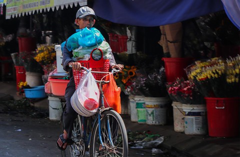 Ở khu vực chợ Tam Kỳ, người đàn ông vẫn chất đồ đầy ắp trên chiếc xe đạp để mưu sinh.