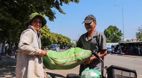 Dù trời nắng nhưng cũng cố gắng làm việc vì miếng cơm manh áo, ai gọi bốc vác gì thì tôi làm thôi, nam thanh niên bốc vác tại chợ Tam Kỳ nói.