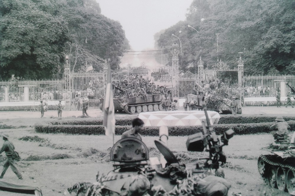 Nhân dân Sài Gòn kéo đến dinh Tổng thống Việt Nam cộng hòa chào mừng quân giải phóng ngày 30/4/1975.