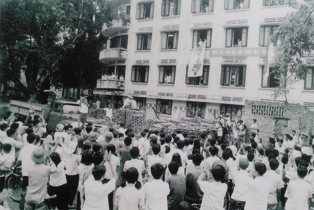 Đông đảo cán bộ và nhân dân Thủ đô tập trung tại cơ quan Thông tấn xã Việt Nam đón nghe tin mừng chiến thắng Sài Gòn giải phóng.