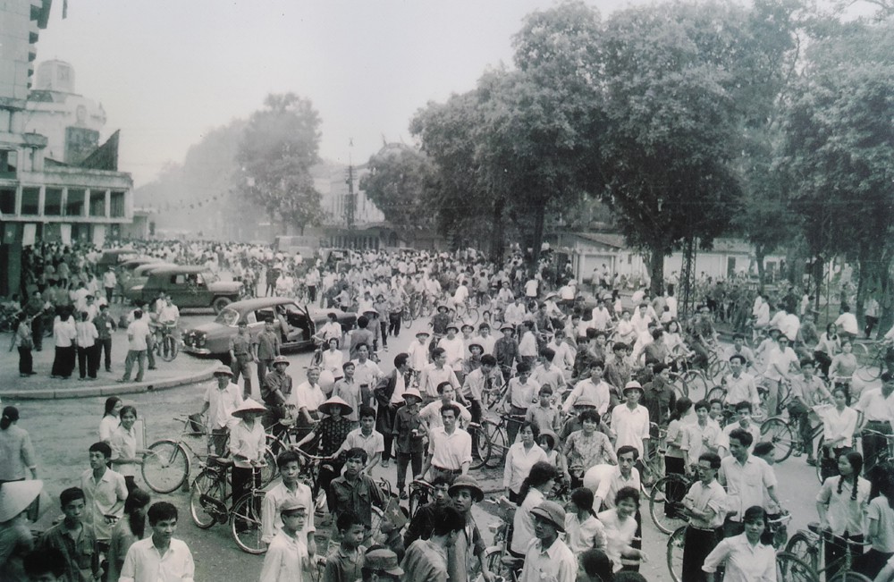 Nhân dân Thủ đô tập trung tại các loa phóng thanh công cộng nghe tin mừng chiến thắng.