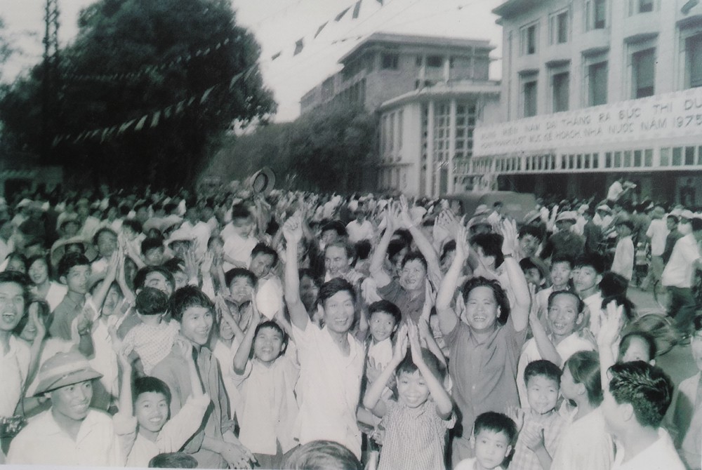 Sau khi nghe tin Sài Gòn giải phóng, hàng chục vạn thanh niên Thủ đô đã đổ ra đường hò reo, tuần hành mừng thắng lợi vĩ đại của dân tộc.