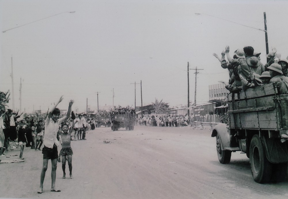 Nhân dân đổ ra xa lộ Sài Gòn - Biên Hòa đón các chiến sĩ giải phóng, ngày 30/4/1975.