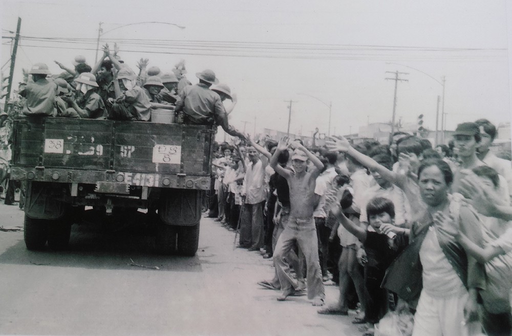 Nhân dân Sài Gòn đổ ra đường đón Quân giải phóng.