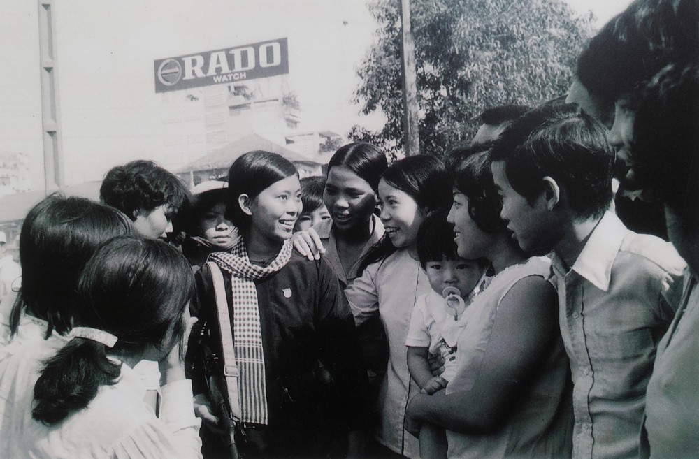 Nam nữ thanh niên Sài Gòn chào đón các chiến sĩ tự vệ vào giải phóng thành phố.