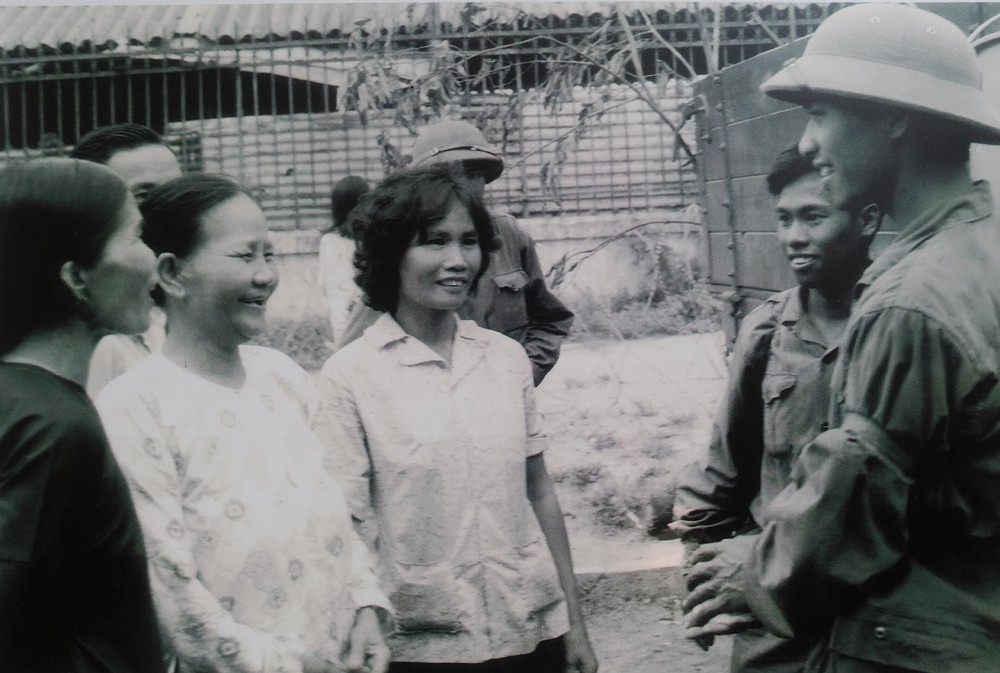 Các chiến sĩ giải phóng gặp gỡ nhân dân Sài Gòn trong ngày giải phóng.