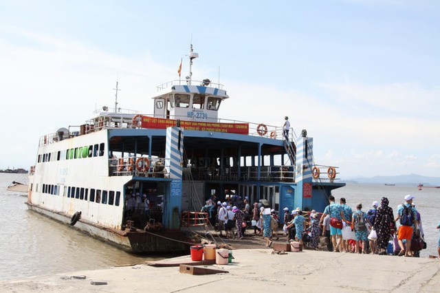 11 lãnh đạo, nhân viên bến phà Gót bị cơ quan công an bắt giữ vì hành vi quay vòng vé kiếm lời bất chính. Ảnh: G.T