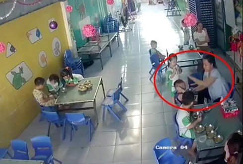 Hình ảnh ghi lại bảo mẫu liên tiếp đánh vào đầu cháu bé trong lúc cho ăn. (Ảnh cắt từ clip).