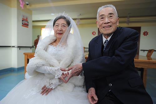 Cưới nhau gần 5 tháng, ông bà Han mới được chụp ảnh cưới hôm 28/3. Ảnh: China Daily.