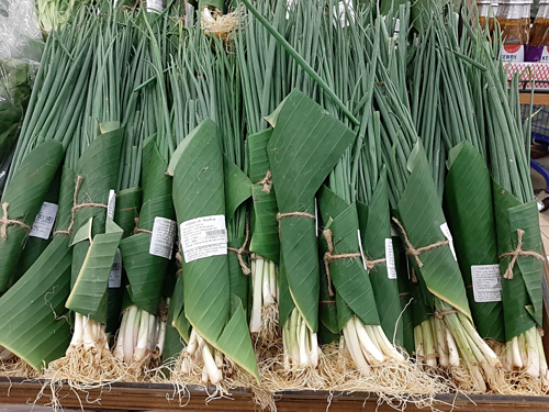 
Hầu hết siêu thị triển khai gói rau bằng lá chuối. Ảnh: Nghệ Nguyễn.
