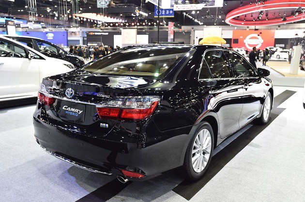 
Toyota Camry lắp ráp trong nước giảm giá mạnh.
