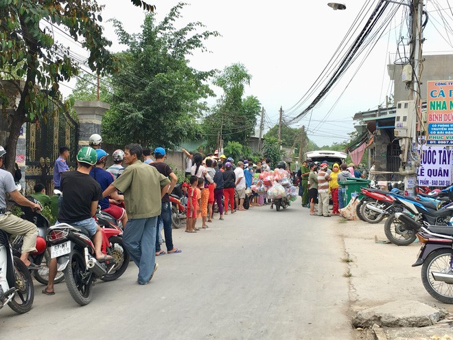 Rất đông người dân hiếu kì đừng theo dõi vụ việc.