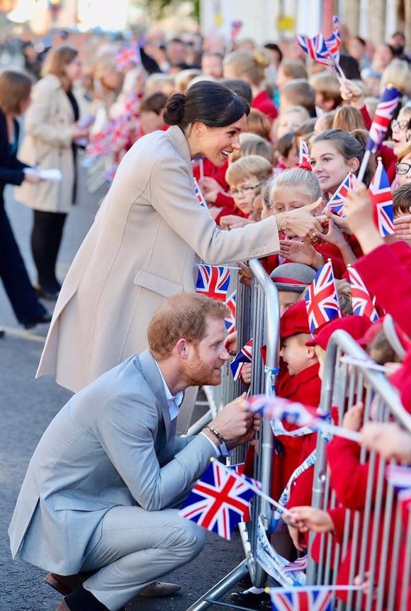 Vợ chồng Harry - Meghan trong lần đầu đến thăm Sussex tháng 10/2018, sau khi kết hôn và trở thành Công tước, Nữ công tước xứ Sussex. Ảnh: Instagram.