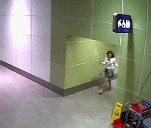 Camera an ninh ghi lại hình ảnh Hương đi ra từ nhà vệ sinh sau sau vụ tấn công Kim Chol. Ảnh: Asahi.