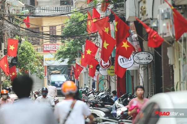 Nhân dịp kỷ niệm 44 năm ngày Giải phóng miền Nam, thống nhất đất nước (30/4/1975 - 30/4/2019), hàng loạt tuyến phố tại Hà Nội được trang trí rực rỡ cờ hoa.