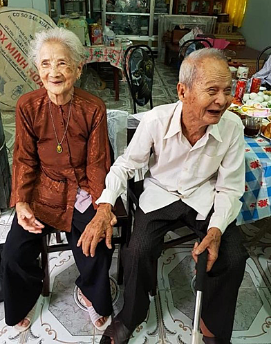 
Cuộc sống khiến cụ ông và cụ bà quên lãng nhau 65 năm, dù trong cùng một xã. Nhưng con cháu đã giúp họ gặp lại nhau. Ảnh: Mỹ Duyên.
