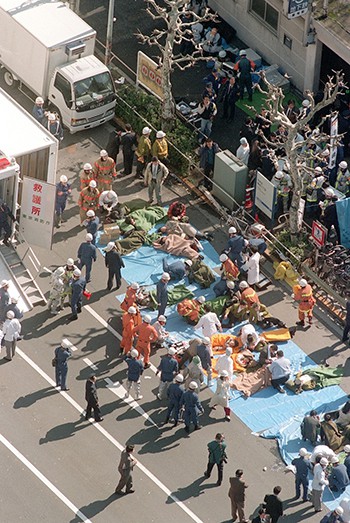 
Vụ tấn công bằng khí sarin tại ga tàu điện ngầm Tokyo năm 1995. Ảnh: Kyodo.
