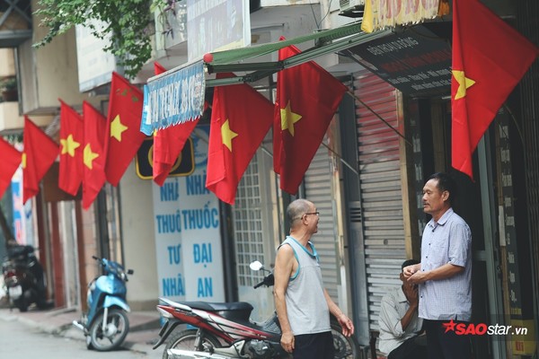 Những người dân Hà Nội đứng trò chuyện cùng nhau.