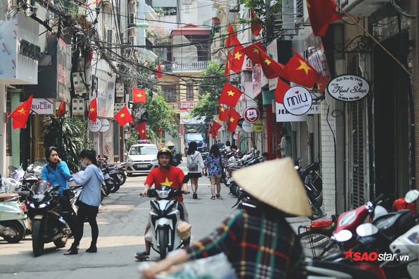 Việc treo cờ mang ý nghĩa quan trọng, nhắc nhở toàn dân, đặc biệt là giới trẻ về ngày thống nhất đất nước.