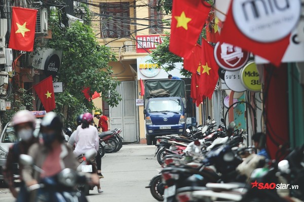 Sắc cờ đỏ, sao vàng tràn ngập ngõ nhỏ, phố nhỏ như tô thắm thêm lòng tự hào dân tộc.