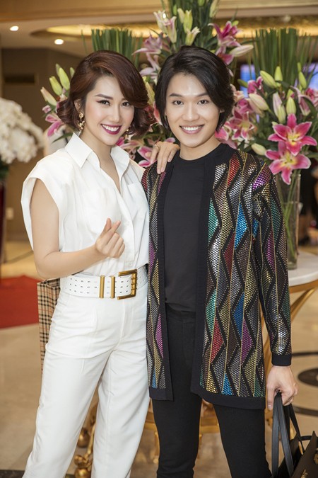 Thúy Ngân và diễn viên Quang Trung (phải) ở sự kiện. Ảnh: Maison de Bil.
