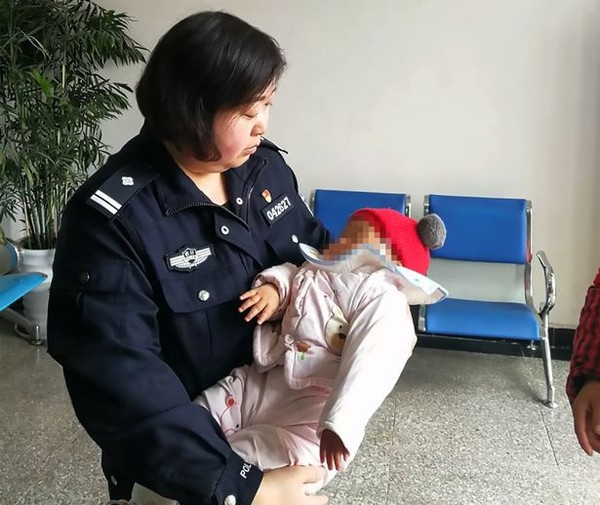 Bé gái sơ sinh sau đó được đưa tới đồn cảnh sát để kiểm tra thương tích.
