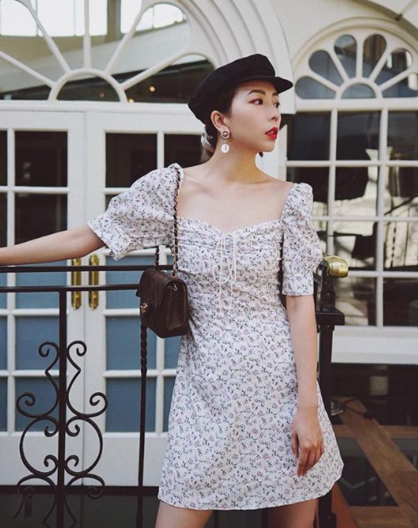 Những mẫu váy phủ họa tiết với thiết kế cách điệu, nhấn nhá điệu đà như bèo nhún, tay bồng,... là gợi ý cực hay ho dành cho các nàng.